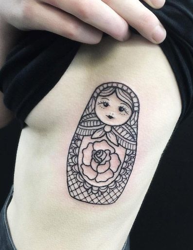 Tatouage de poupée matriochka sur le côté d'une fille