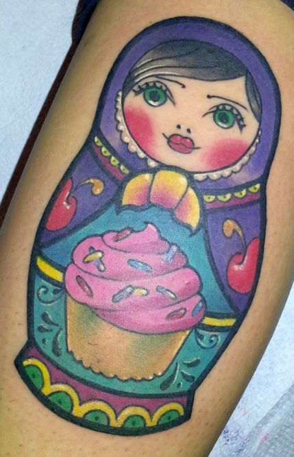 Tatouage de poupée matriochka avec de la crème glacée