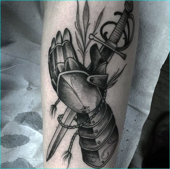 Tetovaža mačem na nozi