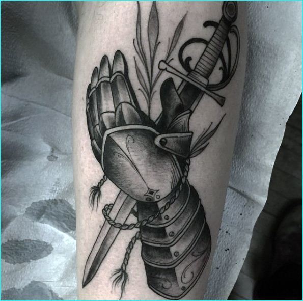 Kardo tatuiruotė ant kojos