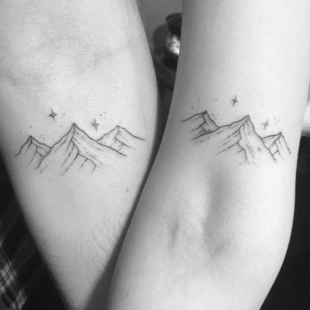 Tatouage de montagne simple pour les couples