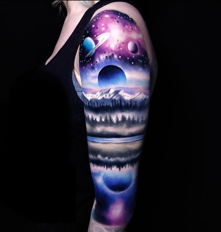 Kosmoso temos rankovių tatuiruotė