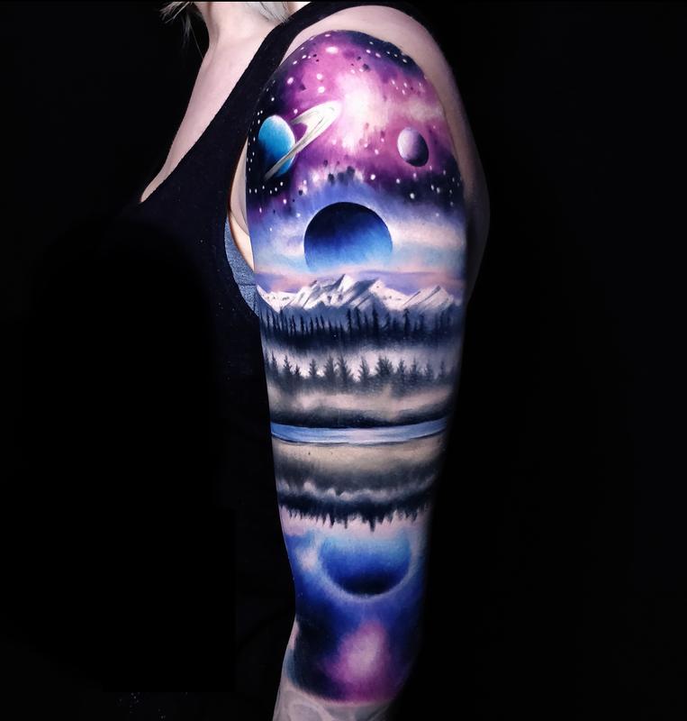 Tatouage sur le thème de l'espace