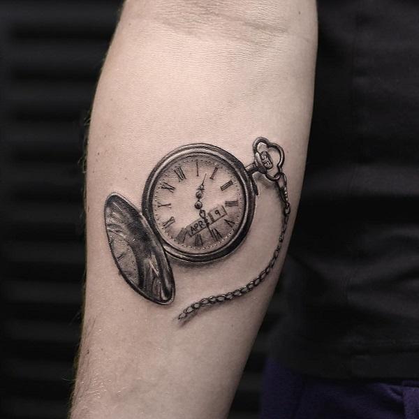 Kišeninio laikrodžio tatuiruotė ant dilbio vyrams