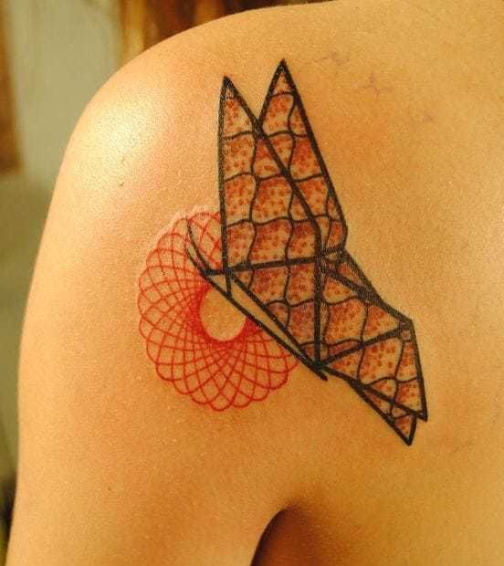 Tatuaggio origami farfalla sulla schiena di una donna