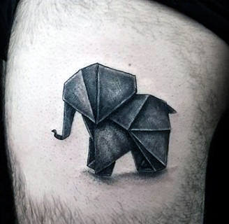 Origami dramblio tatuiruotė ant vyro šlaunies