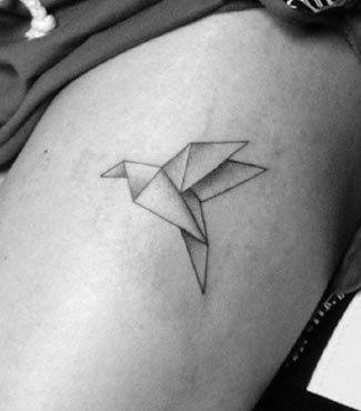 Origami paukščio tatuiruotė ant merginos šlaunies