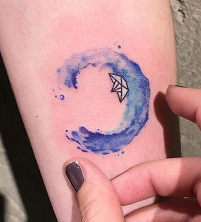 Origami maža valtis su vandens tatuiruote ant merginos rankos akvarelė