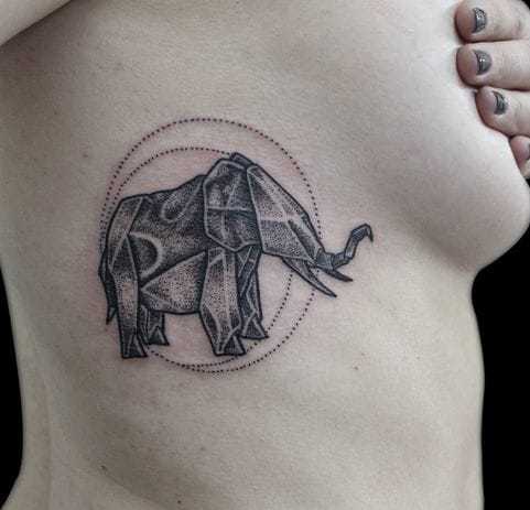 Tatuaggio origami elefante sul lato di una donna