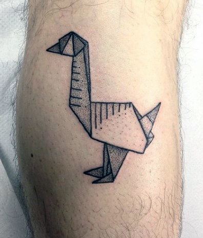 Origami paukščio tatuiruotė ant kojos