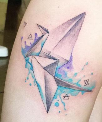 Origami krano tatuiruotė naudojant akvarelę ant šlaunies