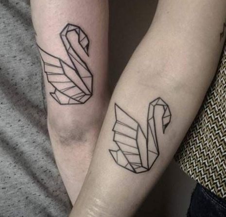 Origami gulbės tatuiruotė porai