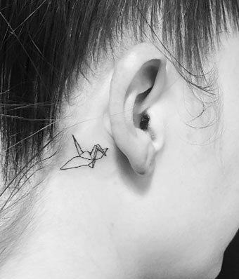 Origami tatuiruotė už ausies