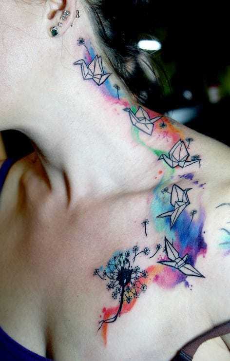 Uccelli origami con tatuaggio floreale con colori ad acqua