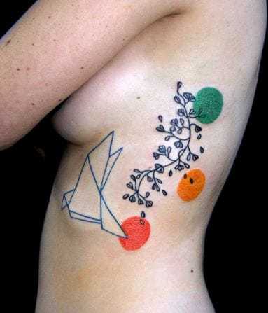 Origami paukščio tatuiruotė merginos pusėje