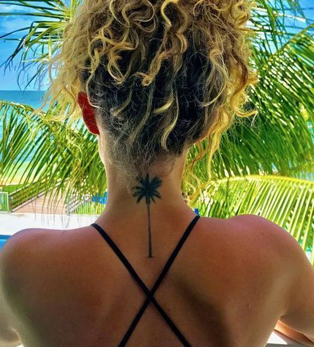 Palmės eglutės tatuiruotė ant kaklo