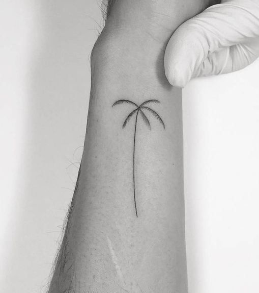 Palmės tatuiruotė ant riešo
