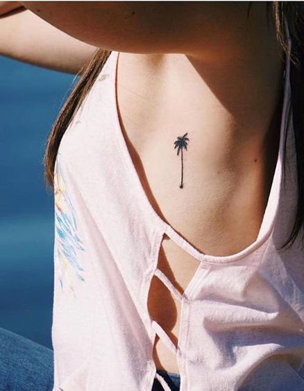 Palmės tatuiruotė moters pusėje.