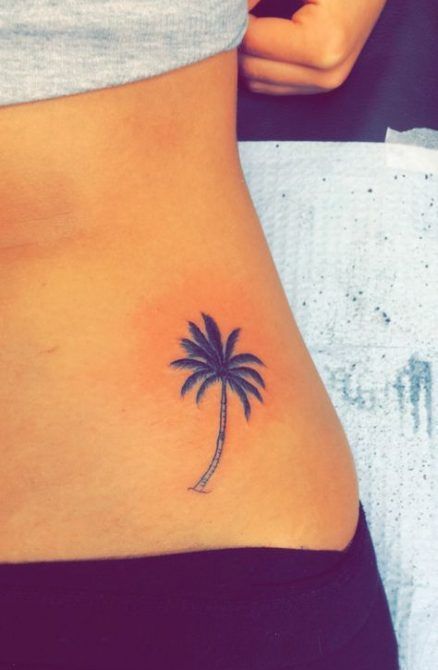 Palmės tatuiruotė ant merginos juosmens