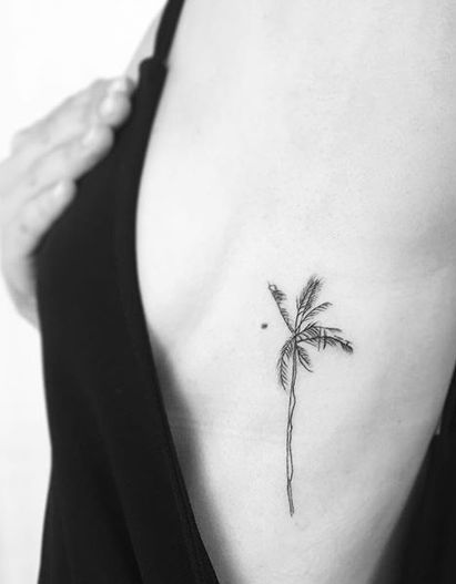Palmės medžio tatuiruotė merginos pusėje