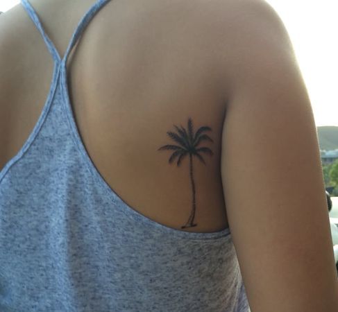 Palmės medžio tatuiruotė mergaitės gale