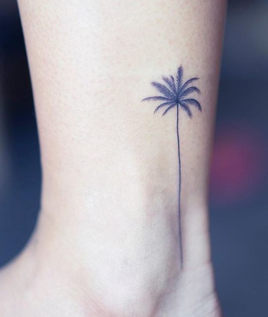 Palmės tatuiruotė ant kojos.