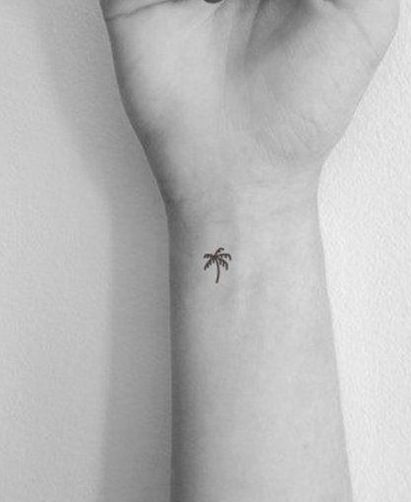 Maža palmių tatuiruotė ant riešo