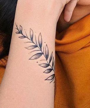 女の子の前腕の植物の入れ墨
