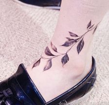女の子の足首に植物のタトゥー
