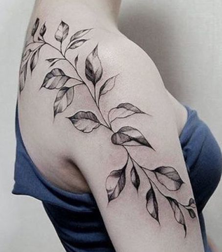 女性の背中と肩につる植物のタトゥー