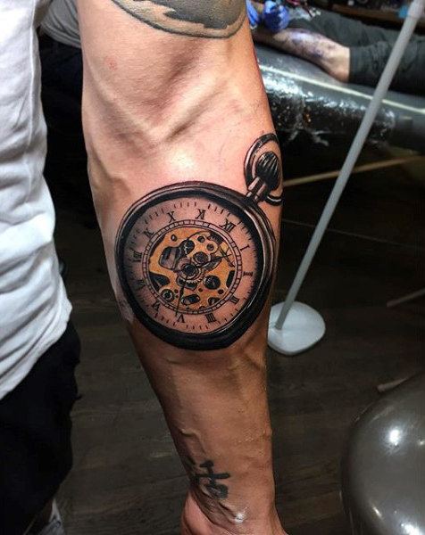 Didelio kišeninio laikrodžio tatuiruotė ant dilbio vyrams