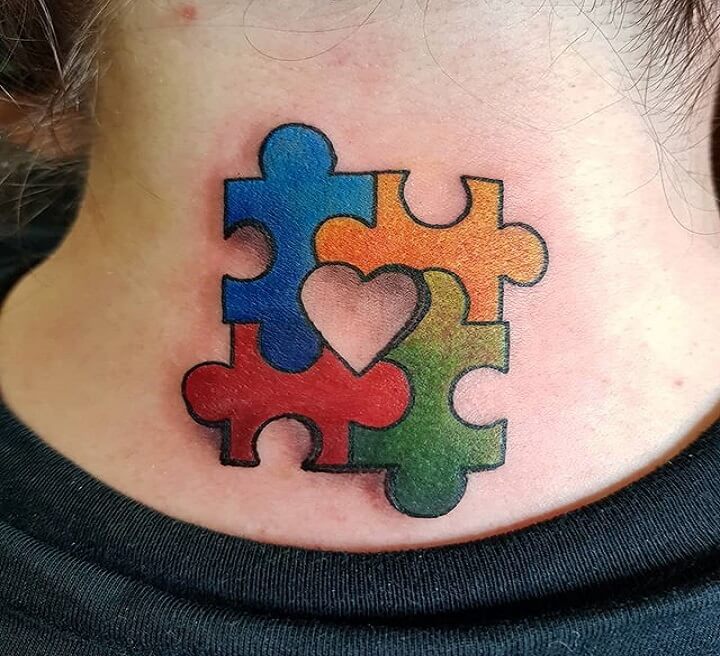 Tatouage de pièce de puzzle sur le cou d'une femme.