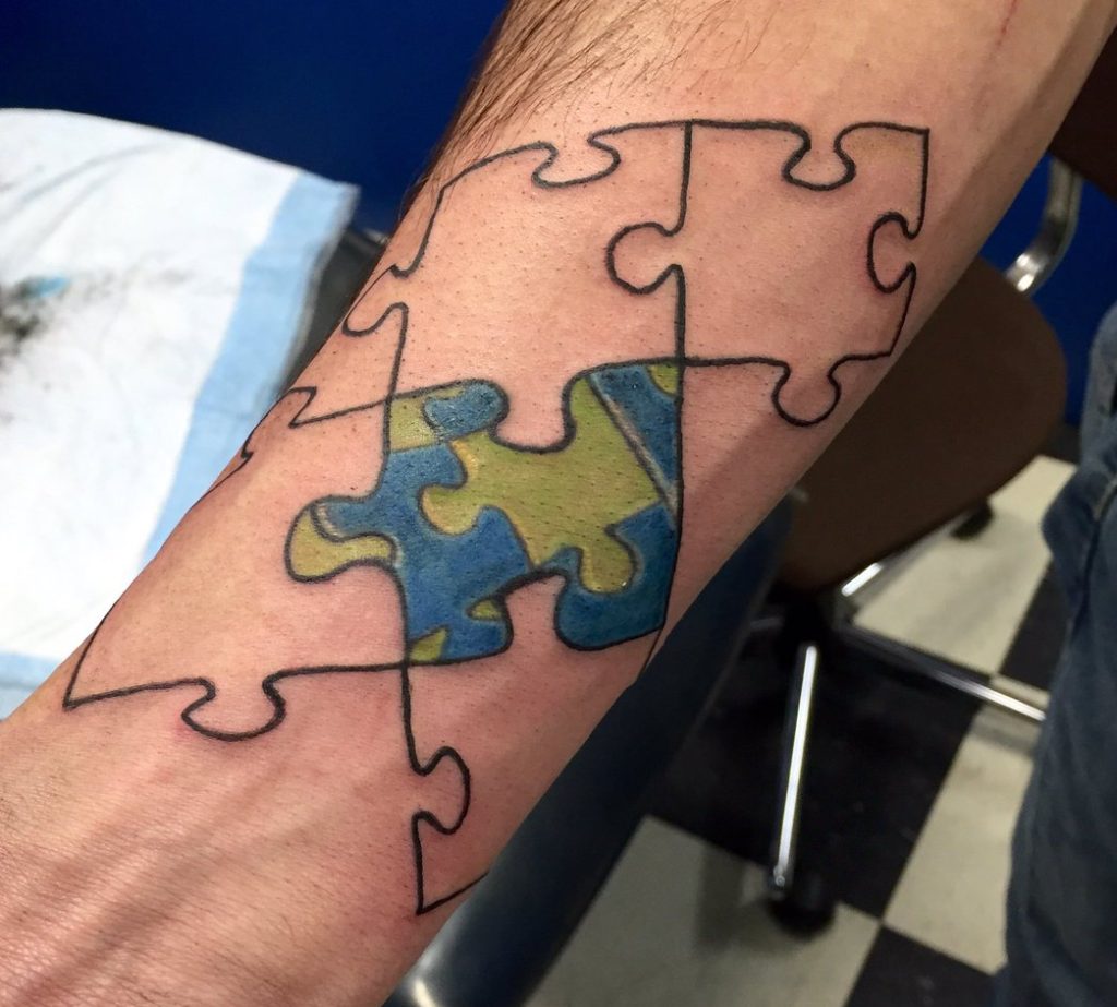 Tatouage de pièce de puzzle sur place.