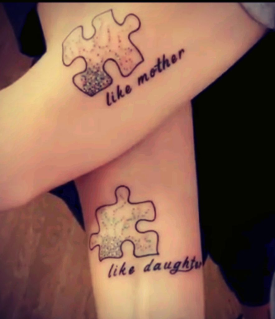 Comme une mère comme une fille, un tatouage de pièce de puzzle à portée de main.