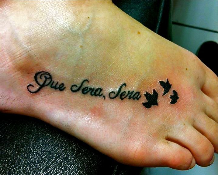 Que sera sera tatouage sur pied pour femme