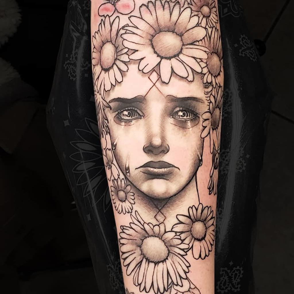Ragazza incorniciata da Daisy Flower Tattoo