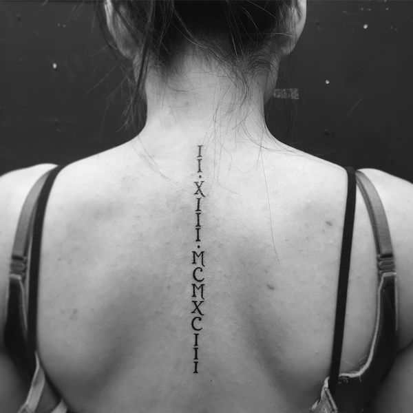 Numero romano tatuaggio sul retro per le donne