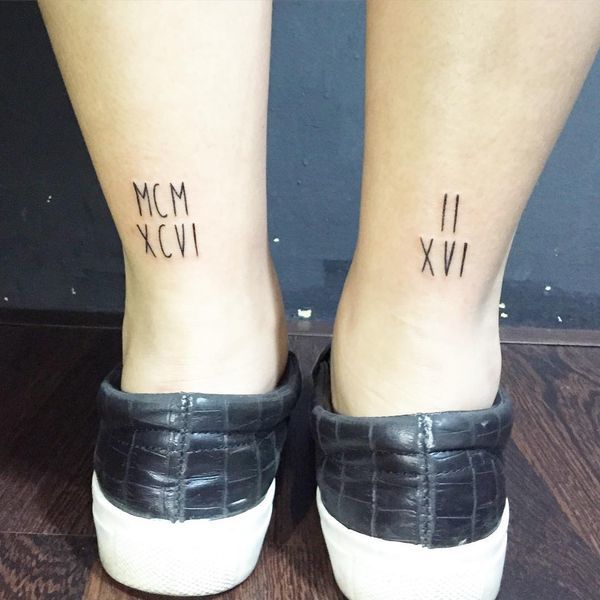 Jednostavna tetovaža rimskog broja na desnoj i lijevoj nozi
