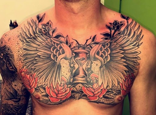 Tatuaggio rosa per uomo sul petto