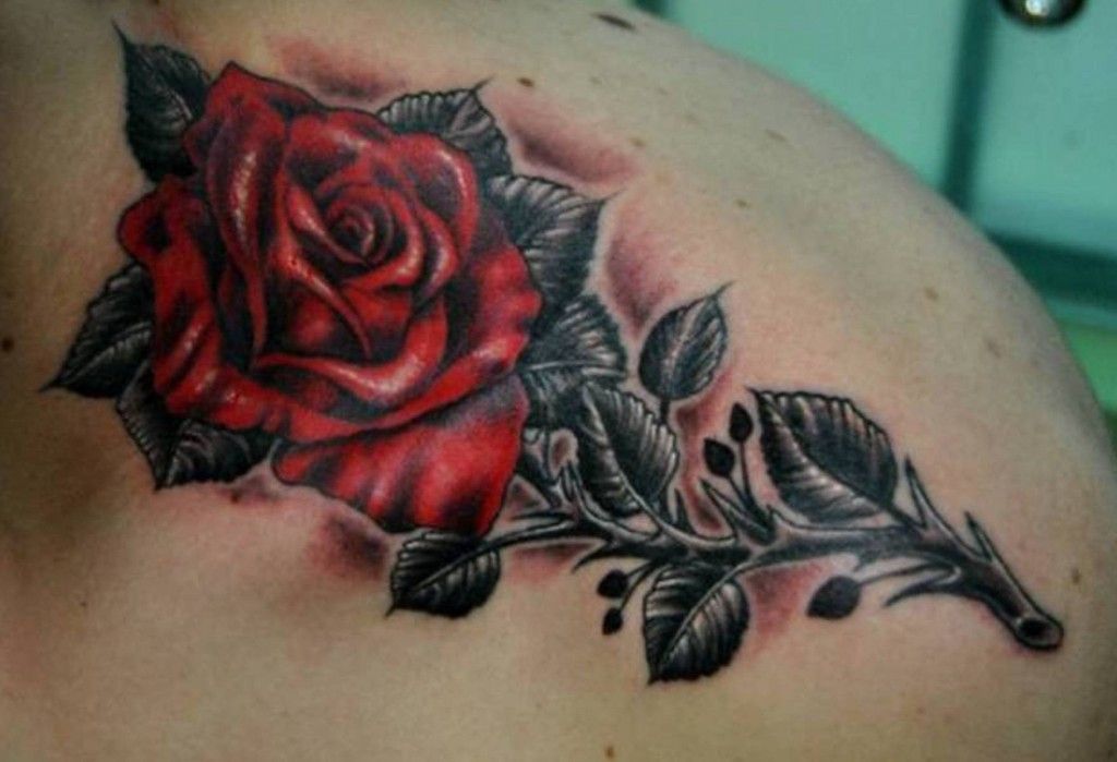 Tetovaža ruža na ramenu