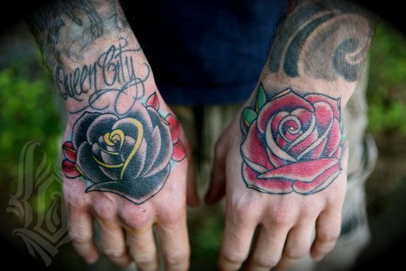 Tatuaggio rosa sulla mano