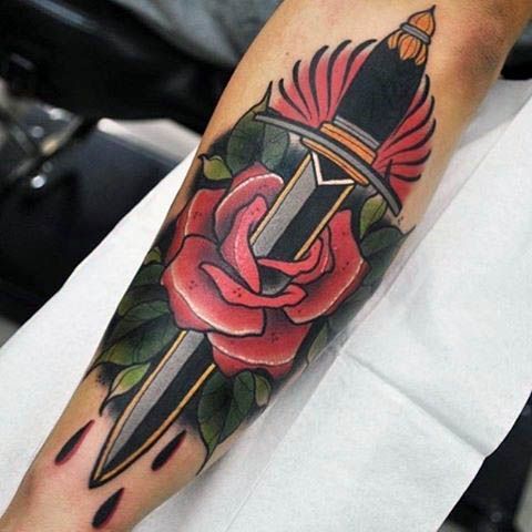 Kardas su pradurta rožių tatuiruote