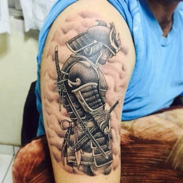 Japonų samurajų tatuiruotė ant žmogaus bicepso