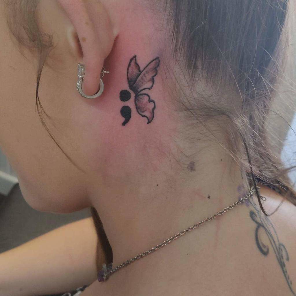 Tetovaža leptira s zarezom za žene za uši