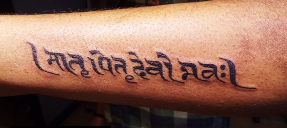 Tatouage 'Matru Pitru Devo Bhava' à portée de main.