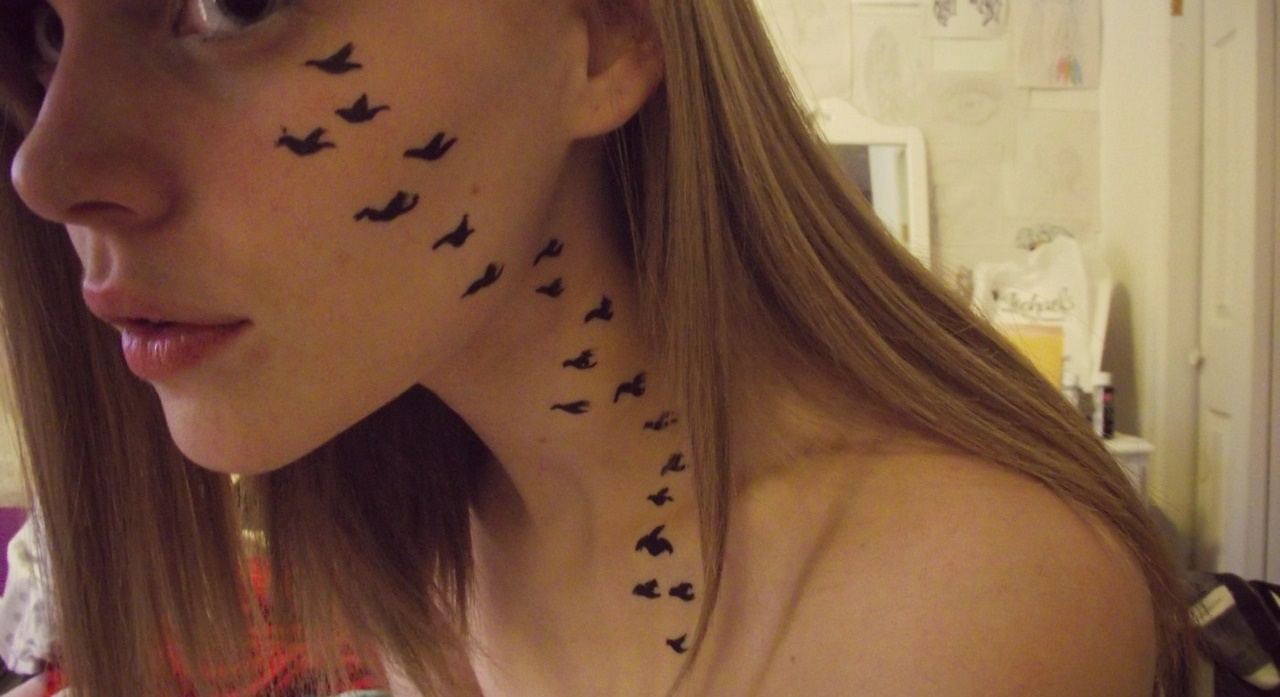Maži paukščiai-tatuiruotė-ant peties