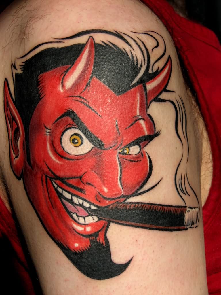 Devil Cigarette Smoking Tattoo na rami za moške