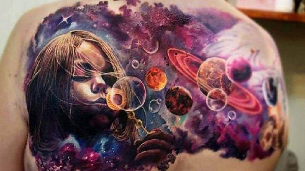 Tatouage thème espace 3D à l'arrière pour hommes