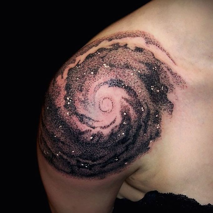 Tatouage sur le thème de l'espace noir