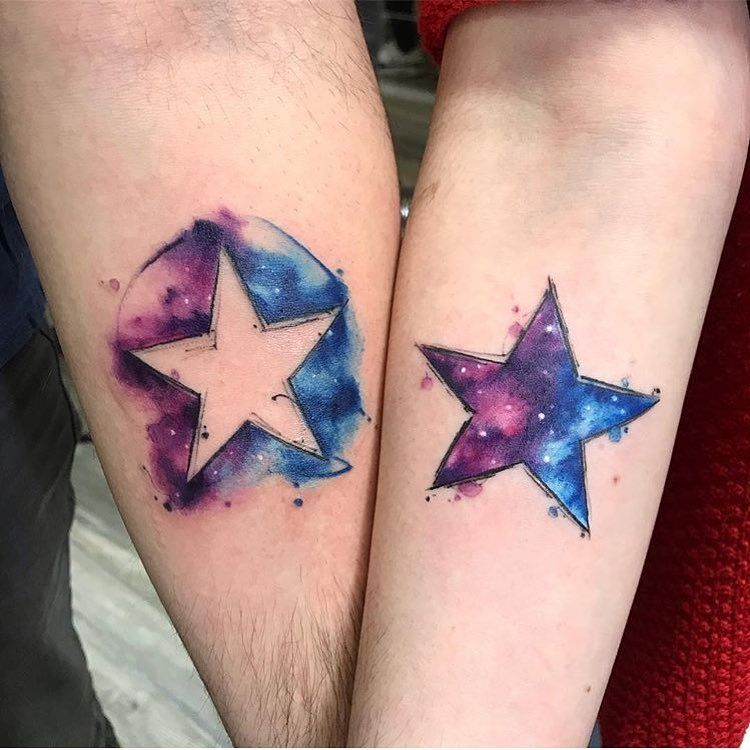 Tatuagem de estrela de cor roxa e azul para casal